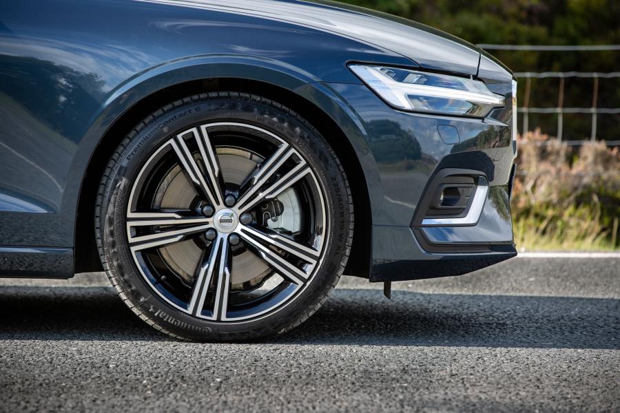 Колеса Volvo V60 D3 Inscription 2018 года  (UK) (фото 16 из 40)